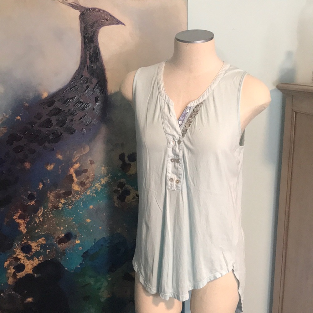 Sleeveless Button-Front Blouse - Light Gray